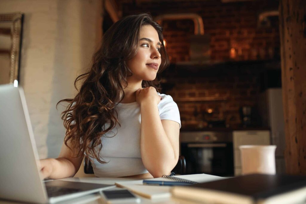 taller-como-ganar-nuevos-clientes-online-mujer-frente-a-su-laptop-preparando-su-estrategia